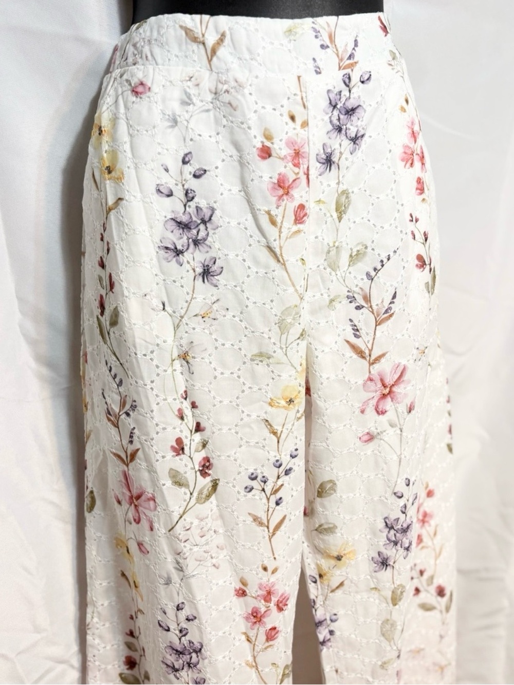 Pearl + Sea White Embroidered Eyelit Floral Lined Pants size 4 - Picture 4 of 15
